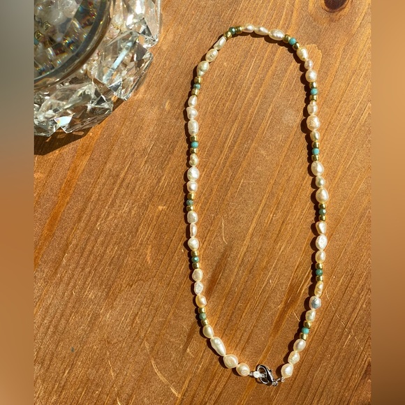 Dainty green & gold pearly beaded necklace - Picture 2 of 3